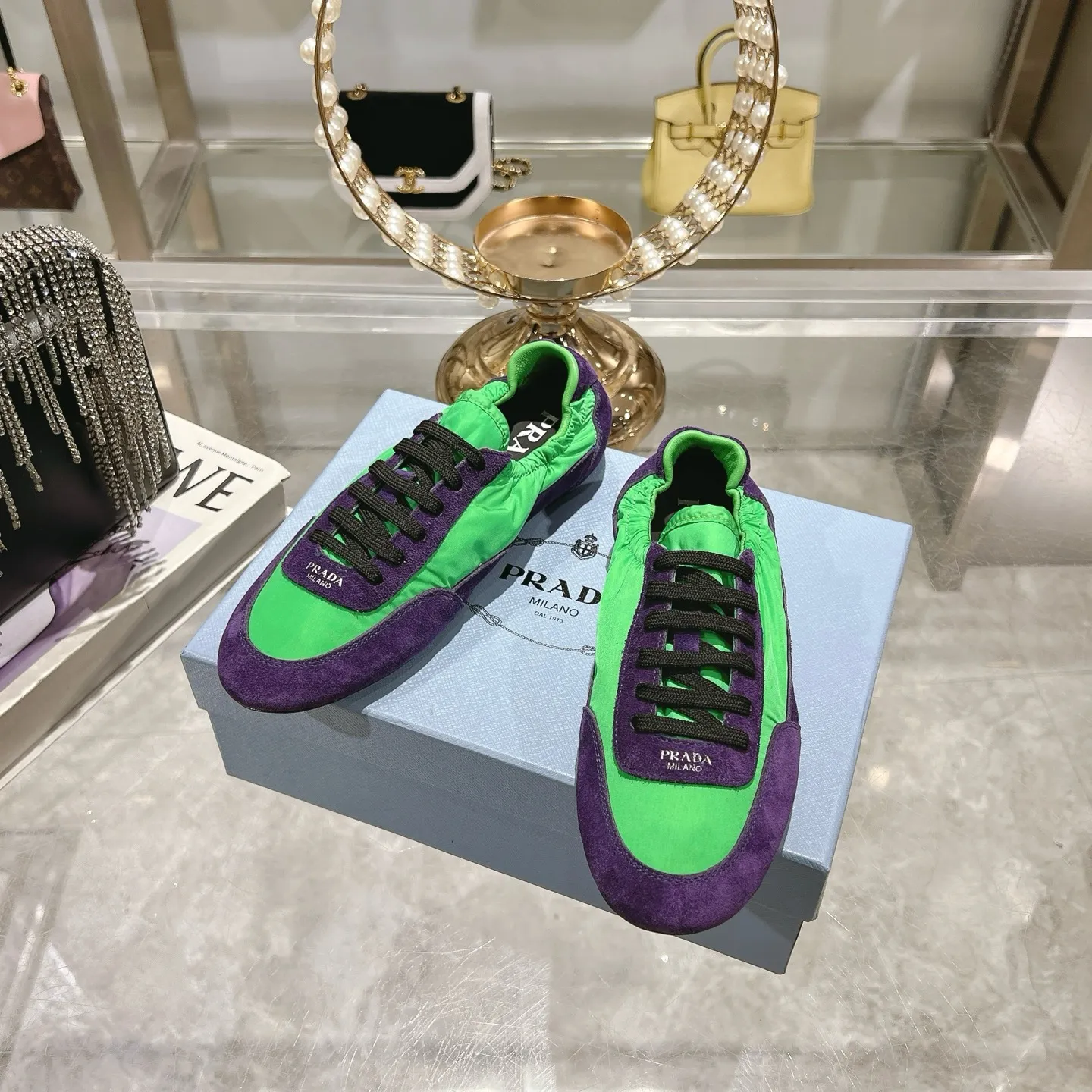 👟👟Ex-factory price 520👟👟Men's size +10 Couple style🎆Prada's new moral training shoes. The upper is suede with texture, and the inner sheepskin is wrapped. It is soft and waxy🎆The insole is thickened with lambskin. It is extremely comfortable to step on, has a sense of support, and feels well wrapped. The shoe shape is full of wrapping, light and easy to wear. A practical casual shoe that makes your legs appear taller! White is clean and refreshing, needed all year round, and can be easily worn with skirts and pants. Upper: imported suede/original molded fabric. Lining: sheepskin. Outsole: rubber outsole! Code number: 35-41 Color: burgundy blue brown green dark green yellow black red gray 9 colors available